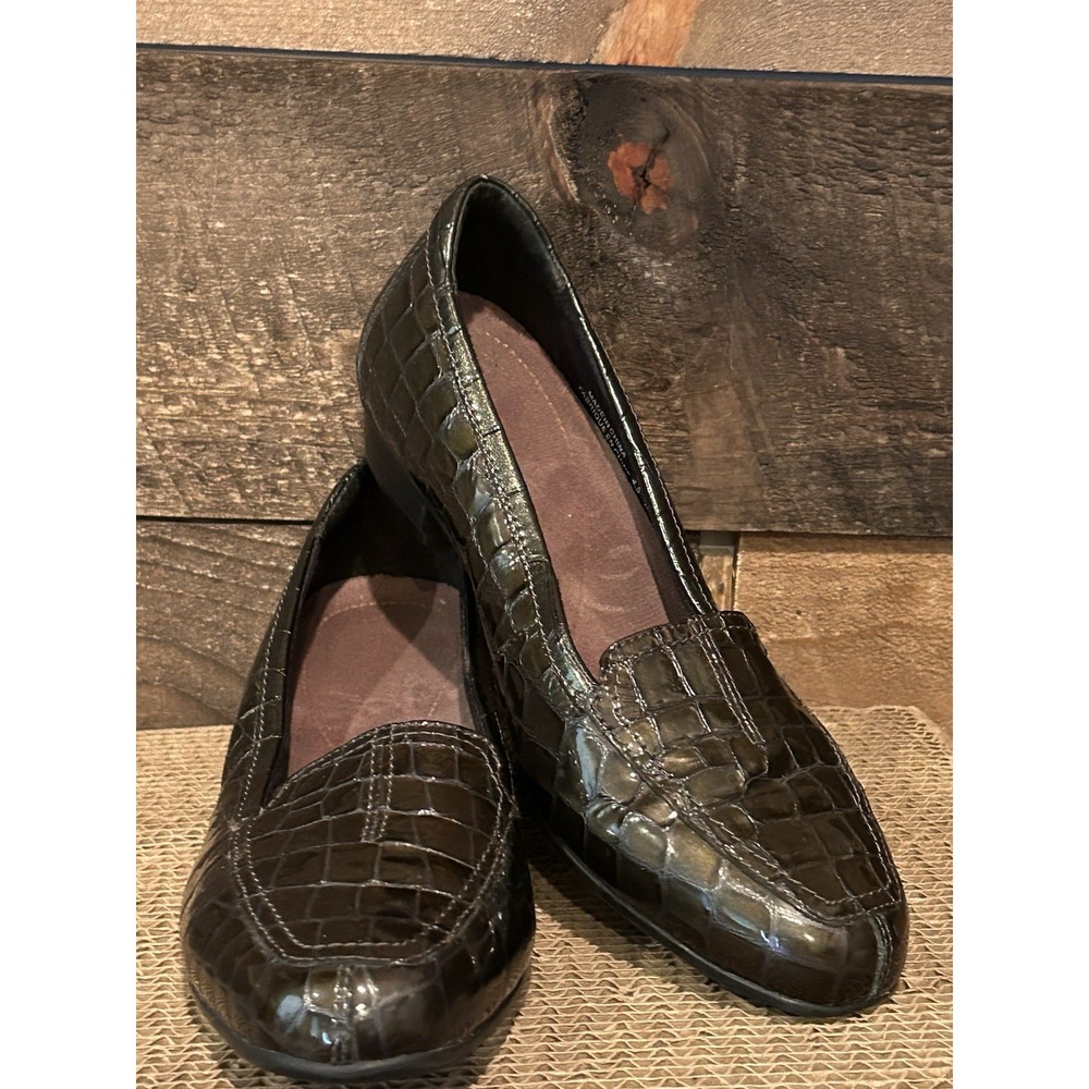 Clarks Everyday Timeless Women's Green Croc Print Patent Leather Loafer Size 7